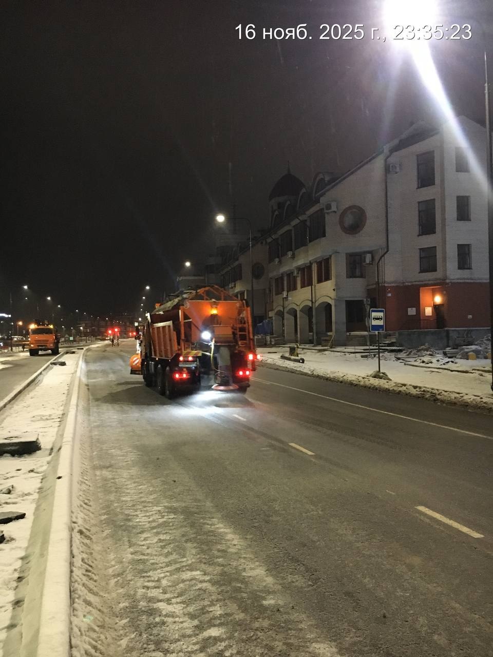 Ежедневно бригады «Мезенского дорожного управления»дорожного участка выполняют работы по очистке тротуаров и проезжей части от снега и устранению зимней скользкости Ежедневно бригады «Мезенского дорожного управления»дорожного участка выполняют работы по очистке тротуаров и проезжей части от снега и устранению зимней скользкости
