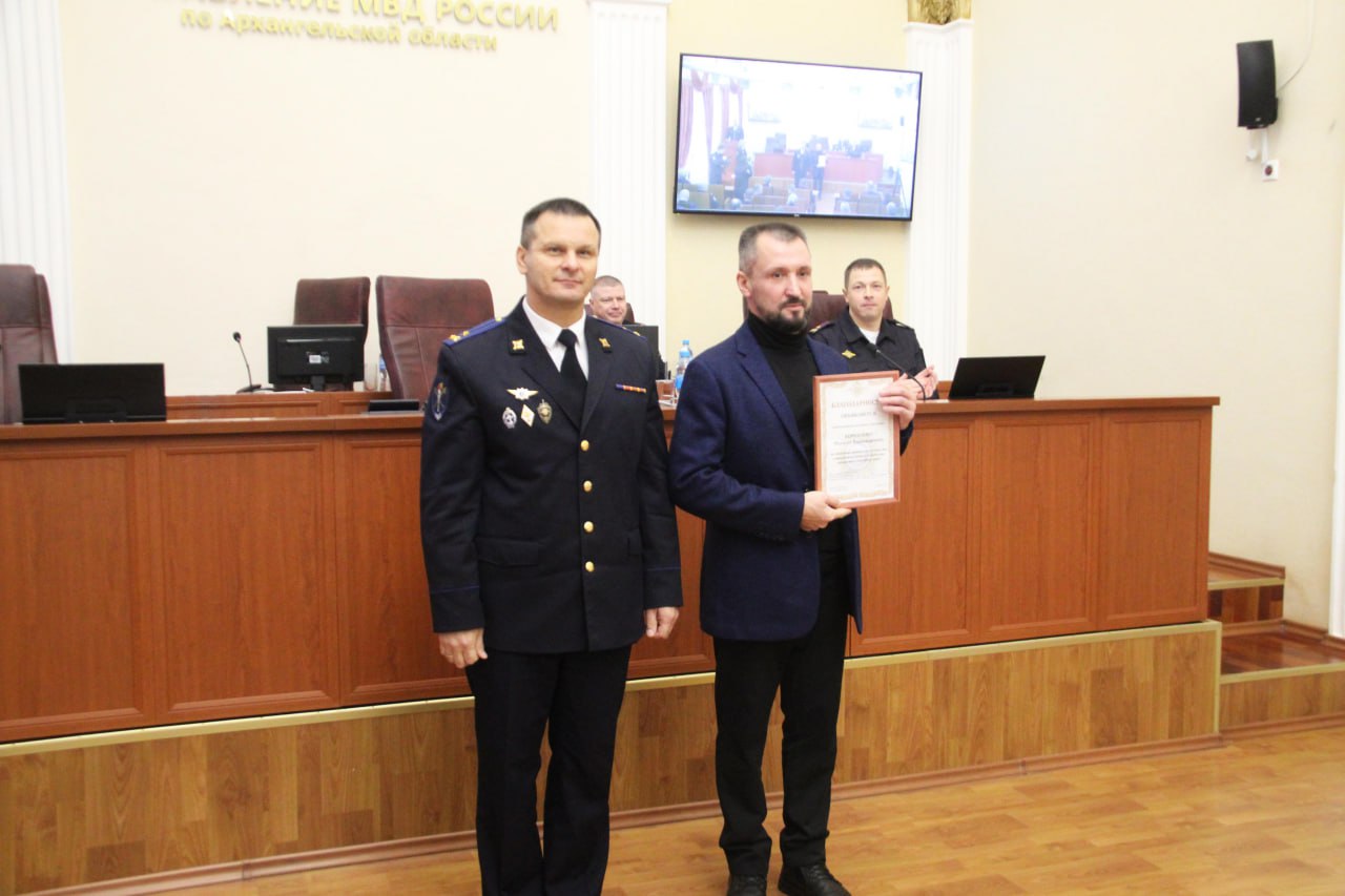 Сегодня в торжественной обстановке врио начальника УМВД России по Архангельской области полковник юстиции Алексей Ситников поздравил участковых уполномоченных полиции с профессиональным праздником и вручил отличившимся... Сегодня в торжественной обстановке врио начальника УМВД России по Архангельской области полковник юстиции Алексей Ситников поздравил участковых уполномоченных полиции с профессиональным праздником и вручил отличившимся...