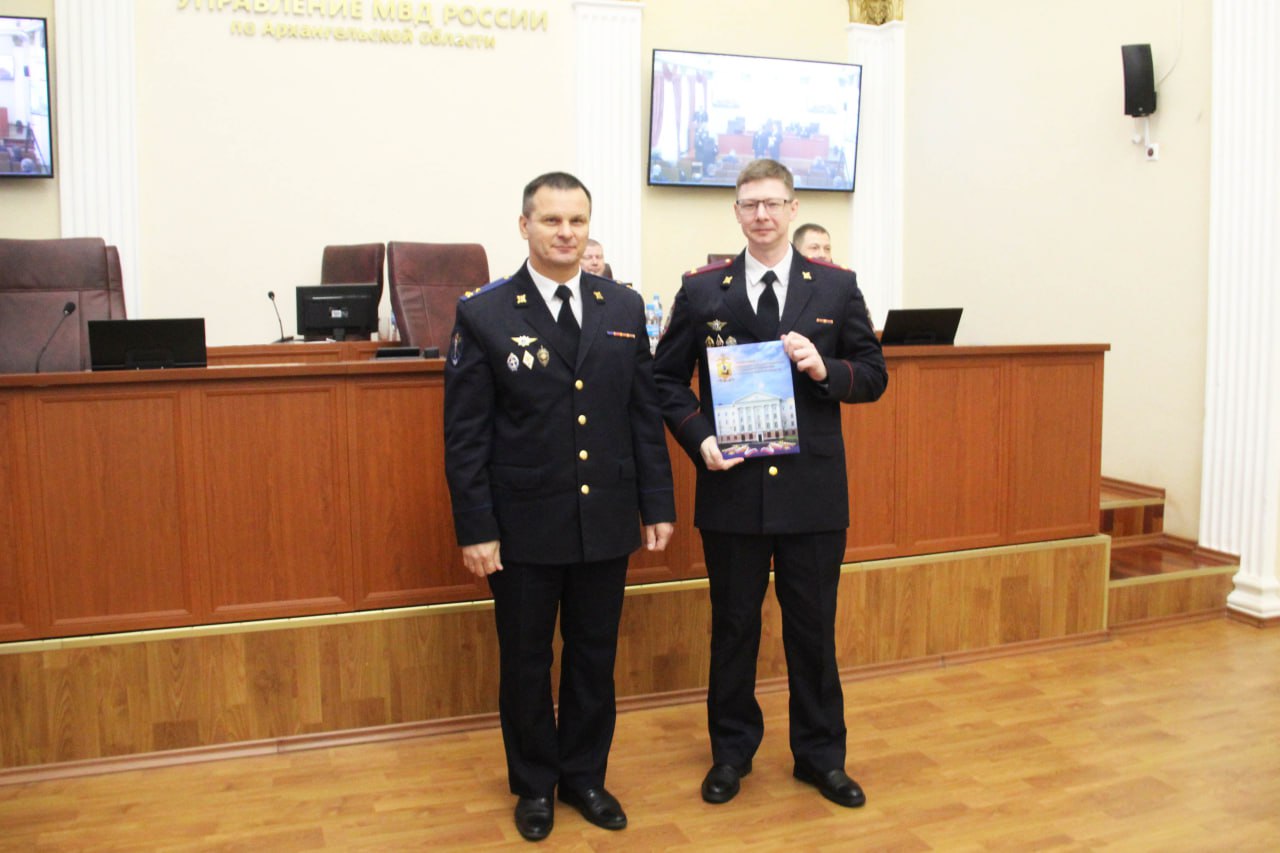 Сегодня в торжественной обстановке врио начальника УМВД России по Архангельской области полковник юстиции Алексей Ситников поздравил участковых уполномоченных полиции с профессиональным праздником и вручил отличившимся... Сегодня в торжественной обстановке врио начальника УМВД России по Архангельской области полковник юстиции Алексей Ситников поздравил участковых уполномоченных полиции с профессиональным праздником и вручил отличившимся...