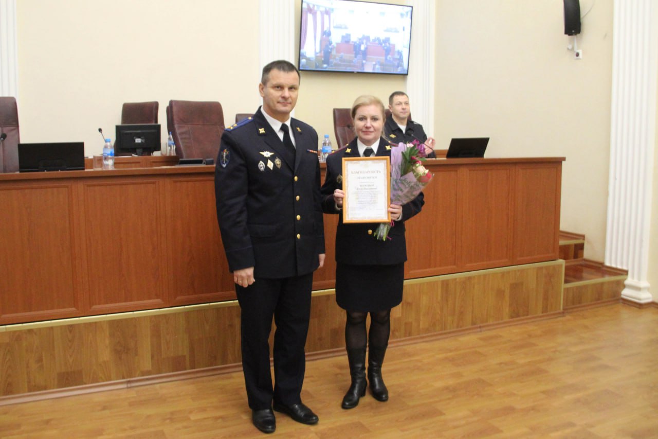 Сегодня в торжественной обстановке врио начальника УМВД России по Архангельской области полковник юстиции Алексей Ситников поздравил участковых уполномоченных полиции с профессиональным праздником и вручил отличившимся... Сегодня в торжественной обстановке врио начальника УМВД России по Архангельской области полковник юстиции Алексей Ситников поздравил участковых уполномоченных полиции с профессиональным праздником и вручил отличившимся...