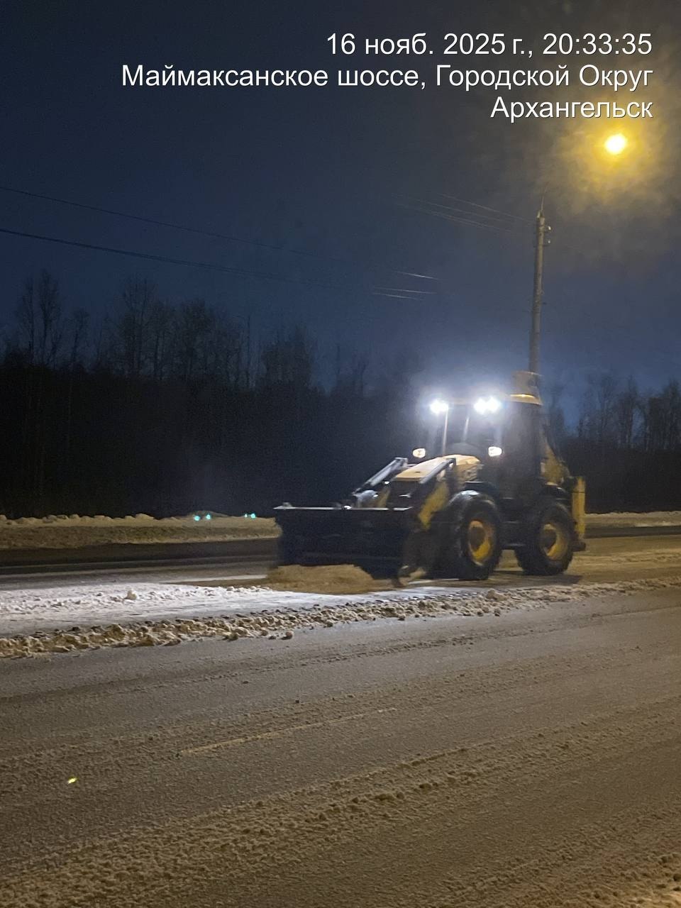 Ежедневно бригады «Мезенского дорожного управления»дорожного участка выполняют работы по очистке тротуаров и проезжей части от снега и устранению зимней скользкости Ежедневно бригады «Мезенского дорожного управления»дорожного участка выполняют работы по очистке тротуаров и проезжей части от снега и устранению зимней скользкости