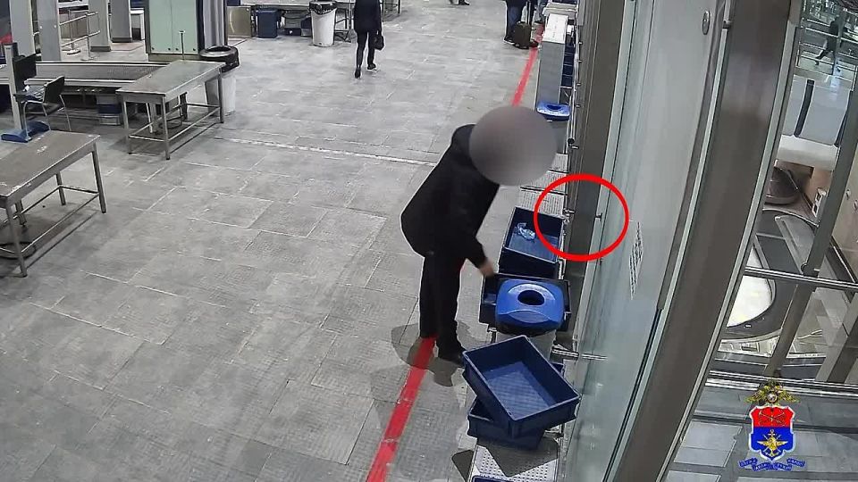 В воздушной гавани Северной столицы транспортными полицейскими раскрыта кража часов