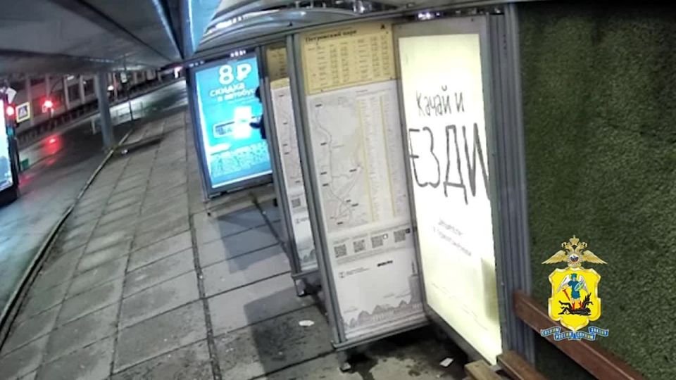 Сотрудники полиции задержали вандала, разгромившего остановку на площади Ленина в Архангельске