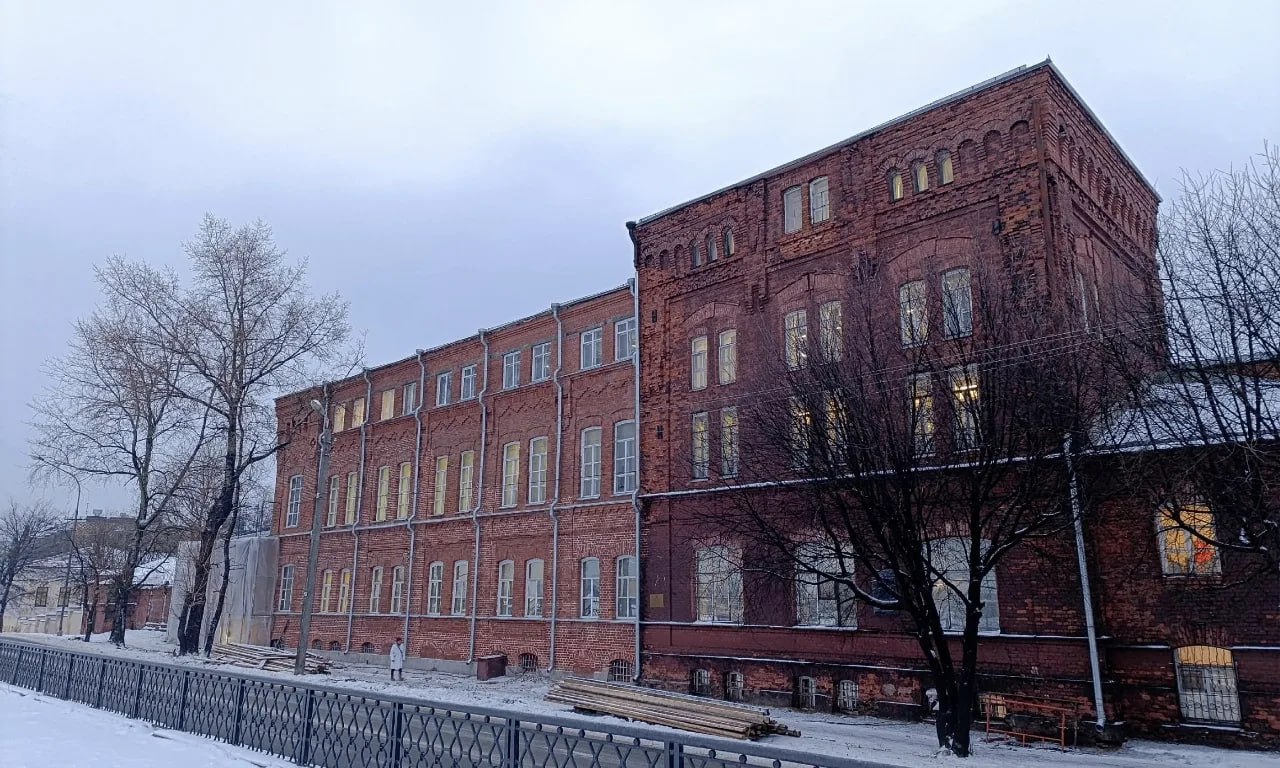 Убрали леса и сетки, показали старинный фасад!