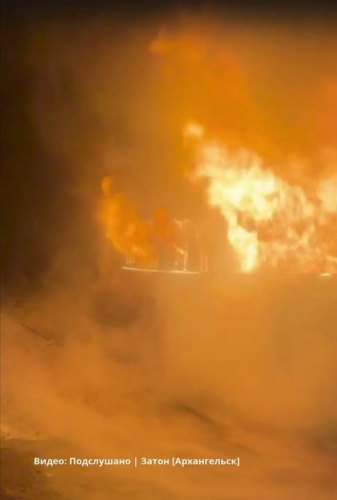 За минуту до полуночи в Затоне (Архангельск) полыхнула расселённая деревяшка