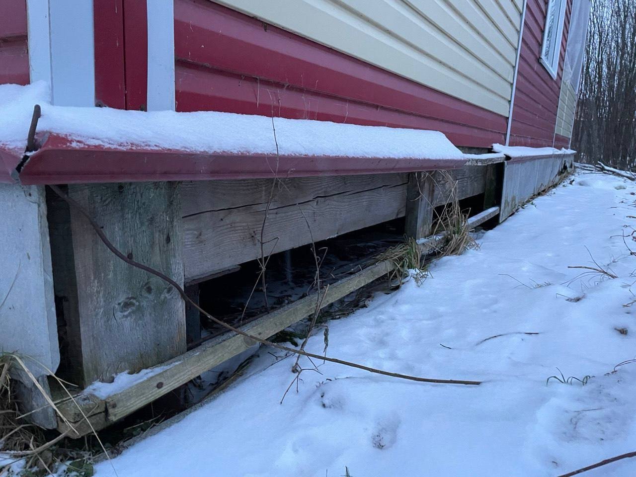 Жители дома №10 на ул. Радужной в Коноше возмущены бездействием своей управляющей компании!