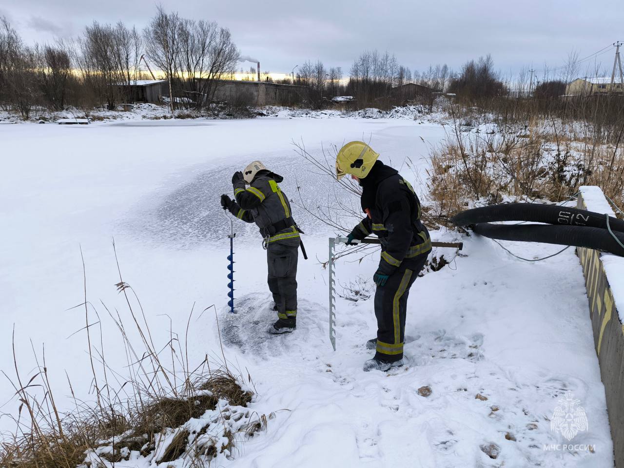 В Архангельской области прошли практические занятия по отработке подачи воды с использованием передвижных насосных станций и рукавных автомобилей В Архангельской области прошли практические занятия по отработке подачи воды с использованием передвижных насосных станций и рукавных автомобилей