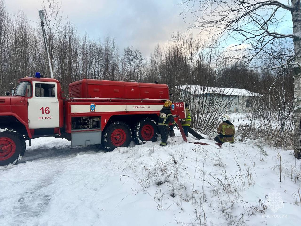 В Архангельской области прошли практические занятия по отработке подачи воды с использованием передвижных насосных станций и рукавных автомобилей В Архангельской области прошли практические занятия по отработке подачи воды с использованием передвижных насосных станций и рукавных автомобилей