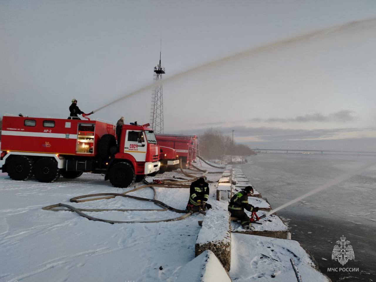 В Архангельской области прошли практические занятия по отработке подачи воды с использованием передвижных насосных станций и рукавных автомобилей В Архангельской области прошли практические занятия по отработке подачи воды с использованием передвижных насосных станций и рукавных автомобилей