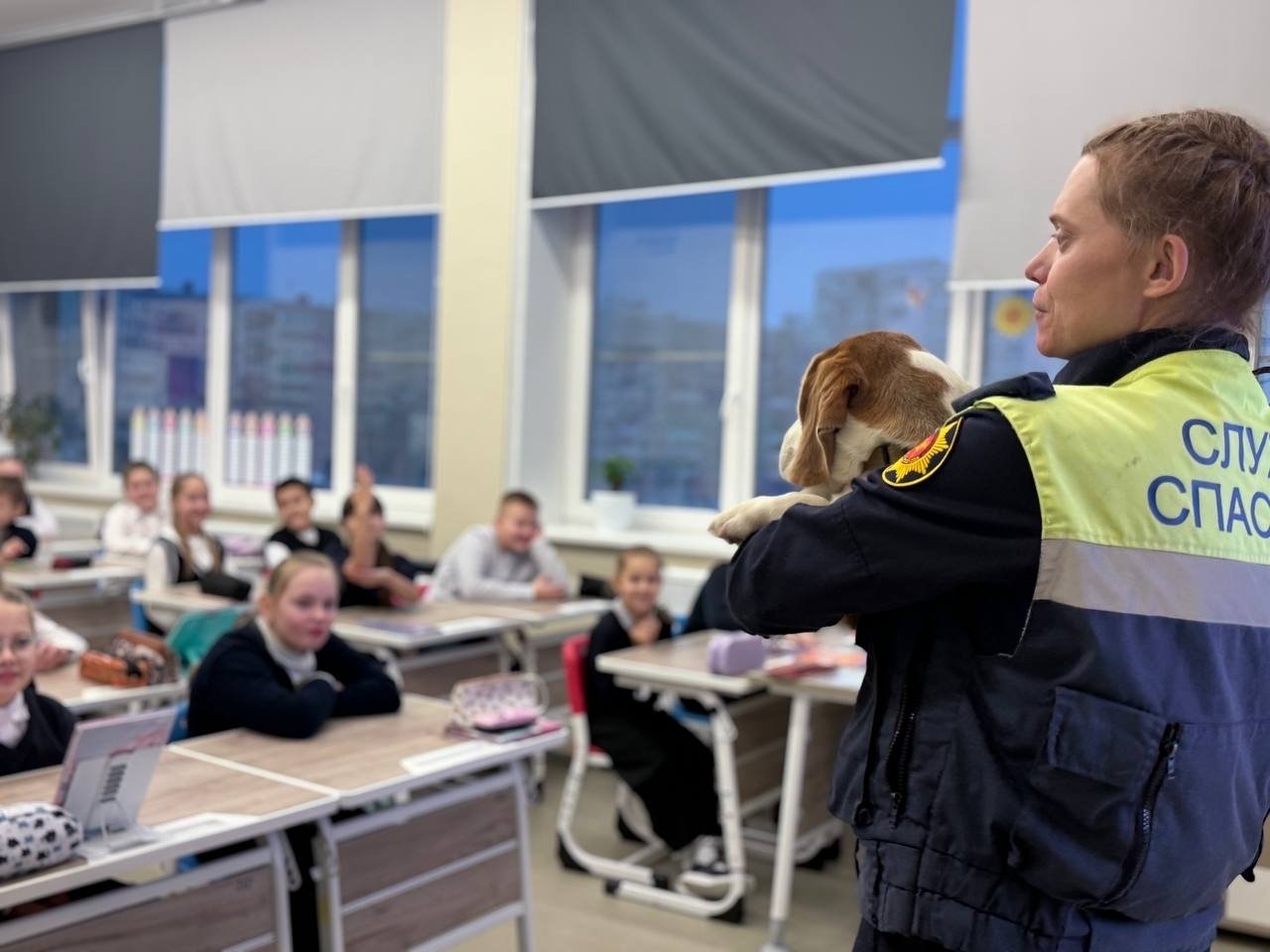 Школьники узнали о профессии кинолог-спасатель Школьники узнали о профессии кинолог-спасатель