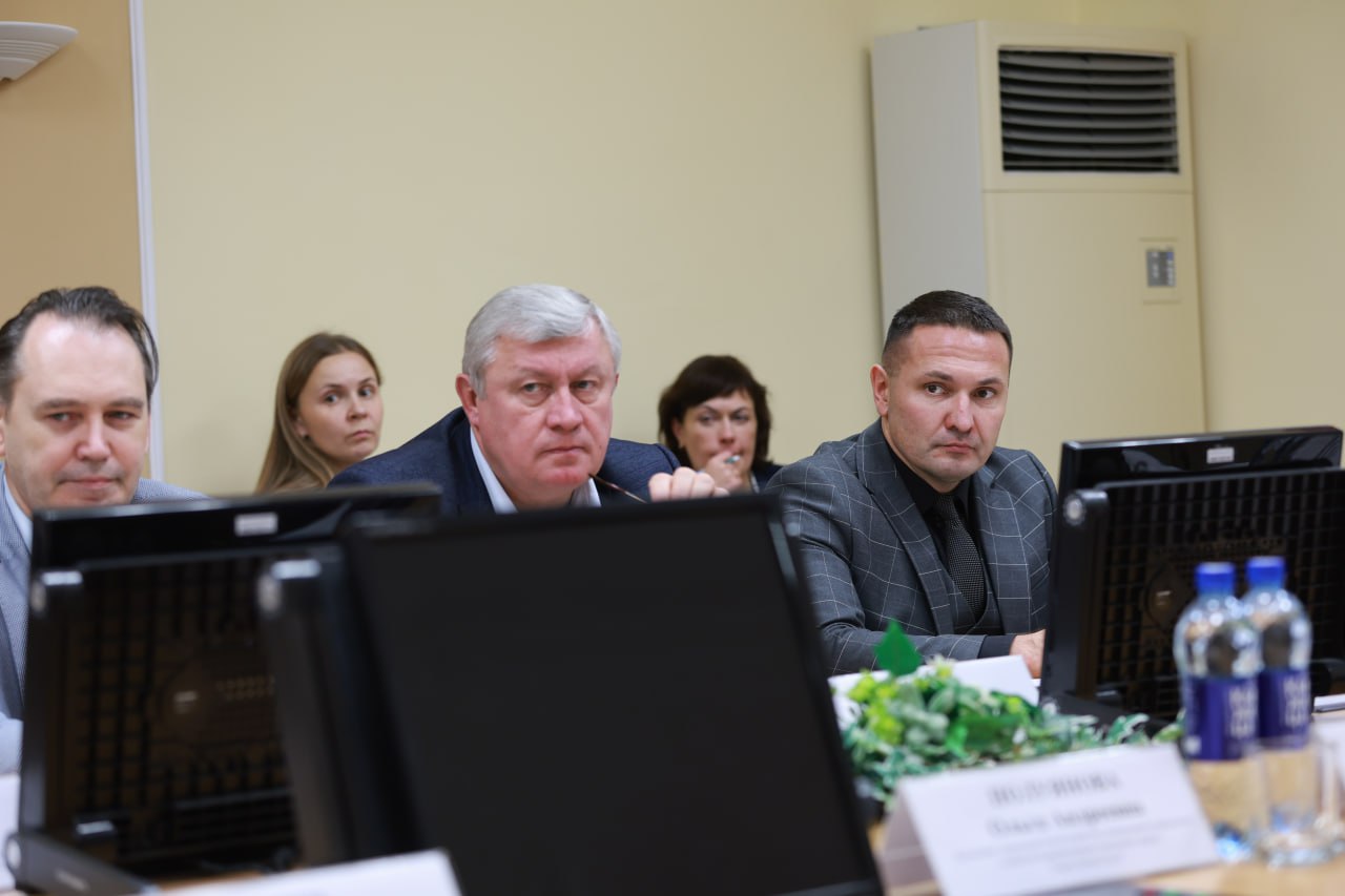 В администрации города вновь состоялось совещание при первом заместителе председателя регионального правительства Дмитрии Рожине В администрации города вновь состоялось совещание при первом заместителе председателя регионального правительства Дмитрии Рожине