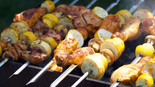 Догадливые хозяйки очищают каждый шампур до блеска за секунду: справляются без губки и геля