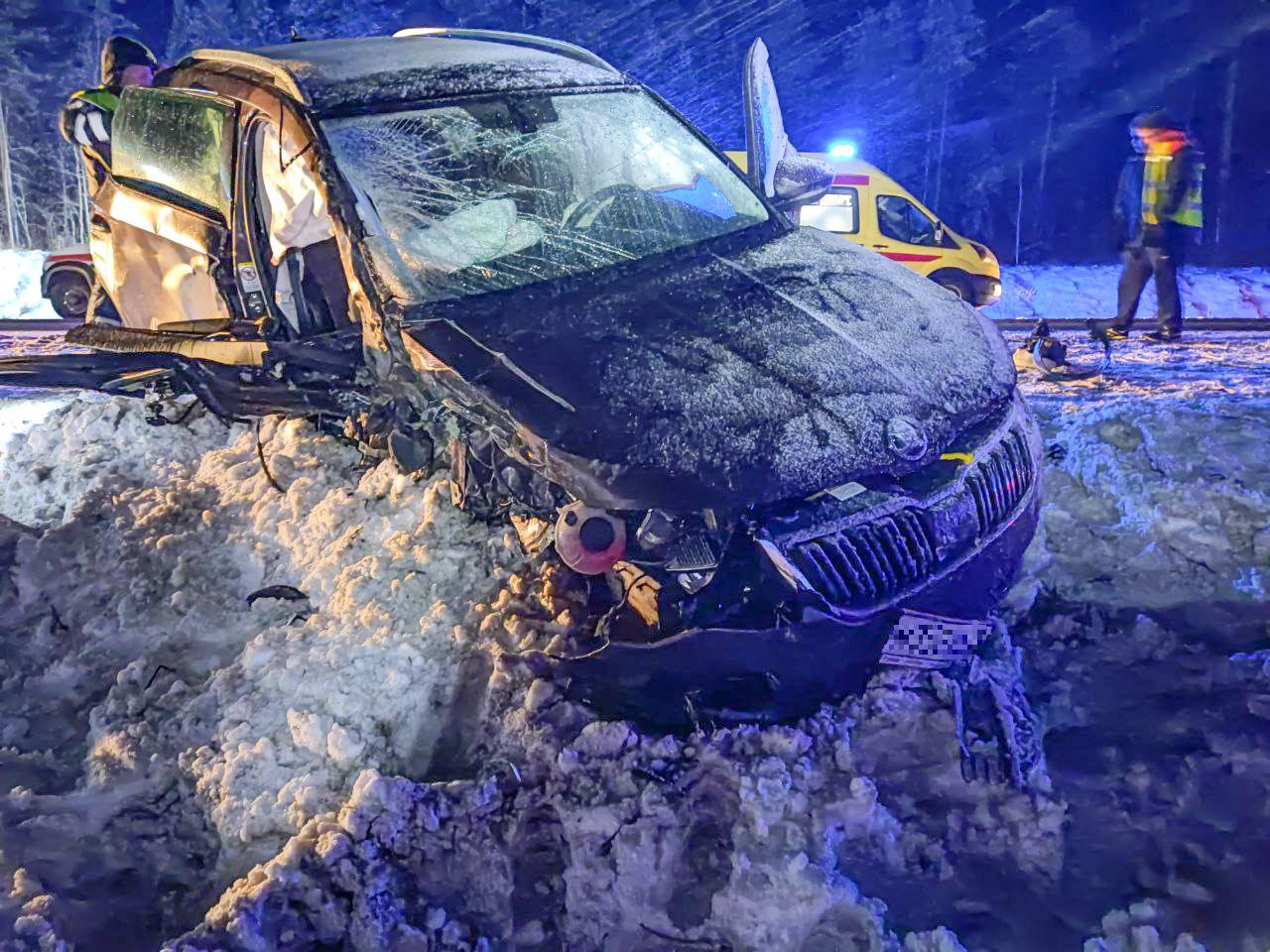 На федеральной трассе в Приморском округе столкнулись бензовоз и легковой автомобиль На федеральной трассе в Приморском округе столкнулись бензовоз и легковой автомобиль