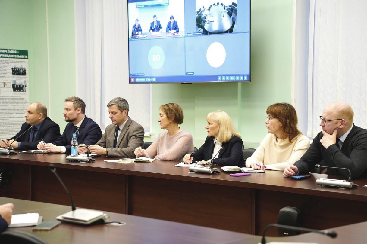 Врио начальника УМВД России по Архангельской области полковник юстиции Алексей Ситников совместно с исполняющим обязанности ректора Северного (Арктического) федерального университета Михаилом Даниловым провели совещание... Врио начальника УМВД России по Архангельской области полковник юстиции Алексей Ситников совместно с исполняющим обязанности ректора Северного (Арктического) федерального университета Михаилом Даниловым провели совещание...