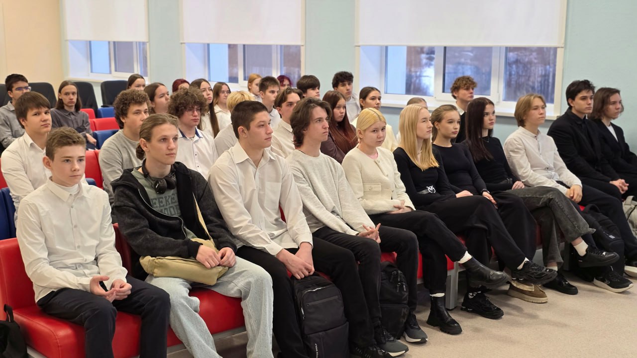 Участники кадровой программы «Защитники. Под крылом Архангела» проводят уроки мужества для старшеклассников Архангельска Участники кадровой программы «Защитники. Под крылом Архангела» проводят уроки мужества для старшеклассников Архангельска