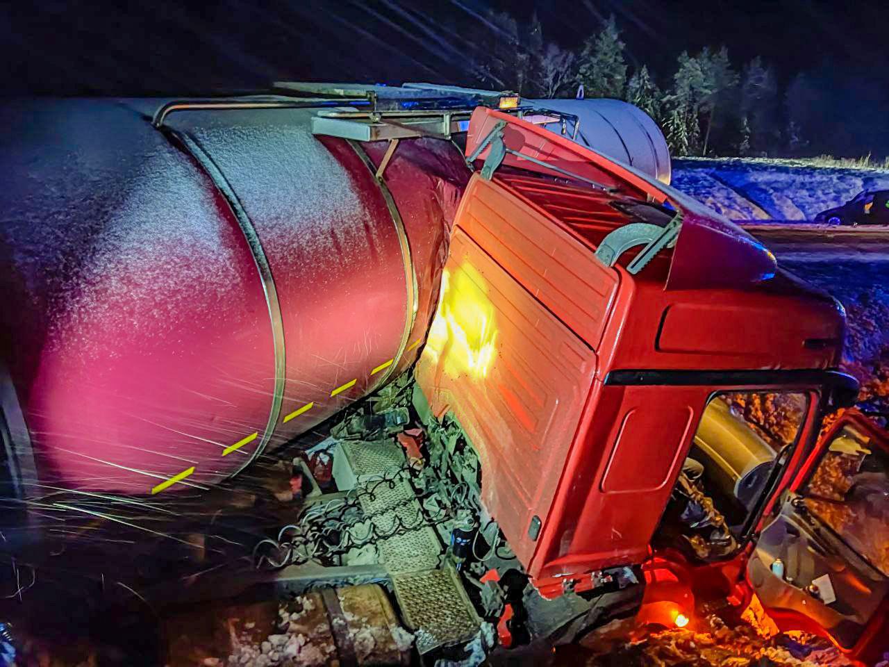 На федеральной трассе в Приморском округе столкнулись бензовоз и легковой автомобиль На федеральной трассе в Приморском округе столкнулись бензовоз и легковой автомобиль