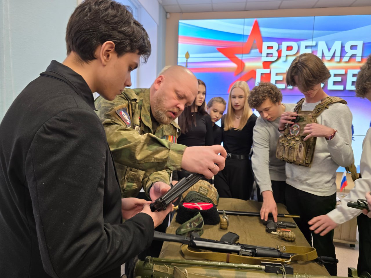 Участники кадровой программы «Защитники. Под крылом Архангела» проводят уроки мужества для старшеклассников Архангельска Участники кадровой программы «Защитники. Под крылом Архангела» проводят уроки мужества для старшеклассников Архангельска