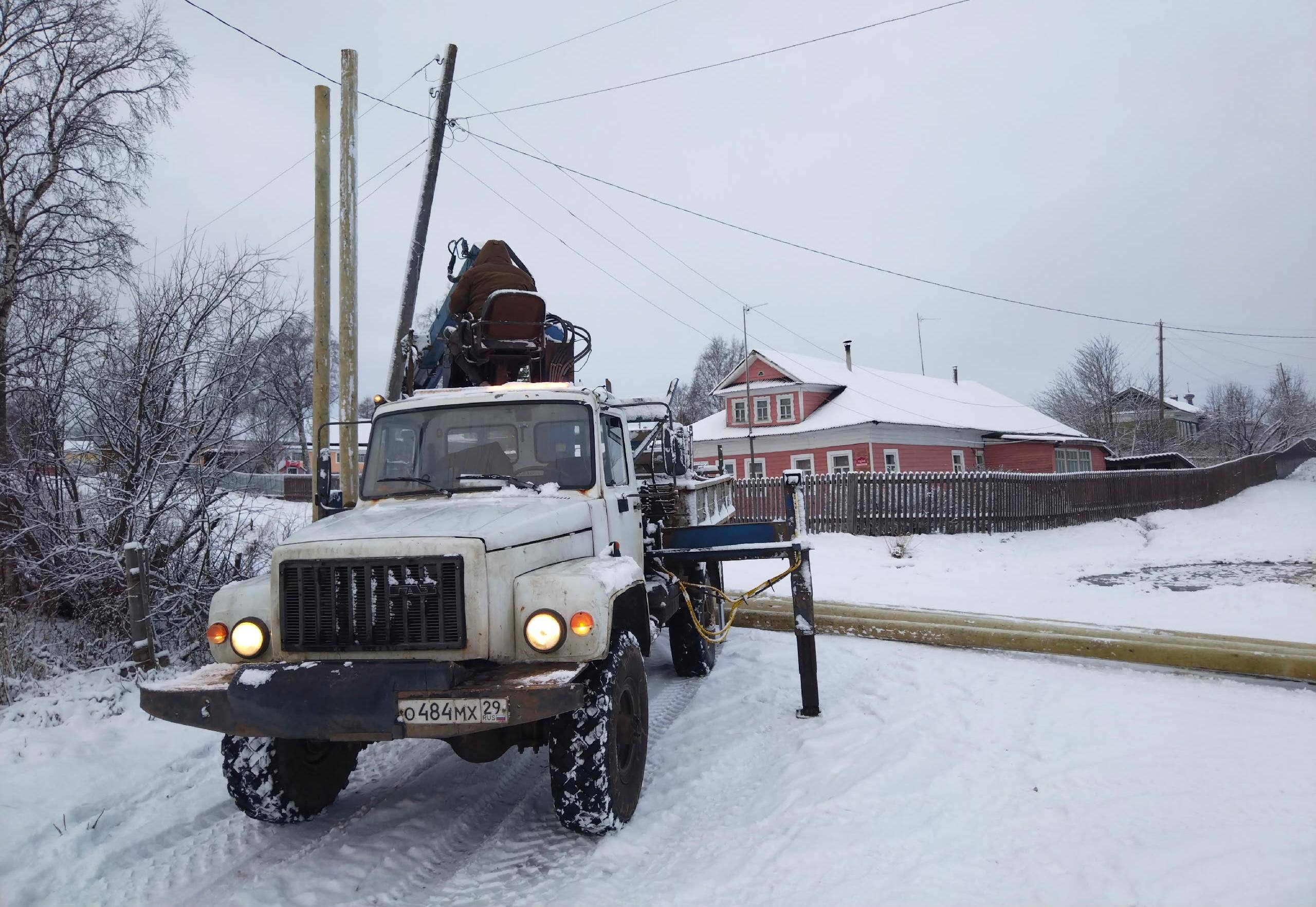Игорь Арсентьев: В селе Нёнокса меняют аварийные опоры линий электропередач