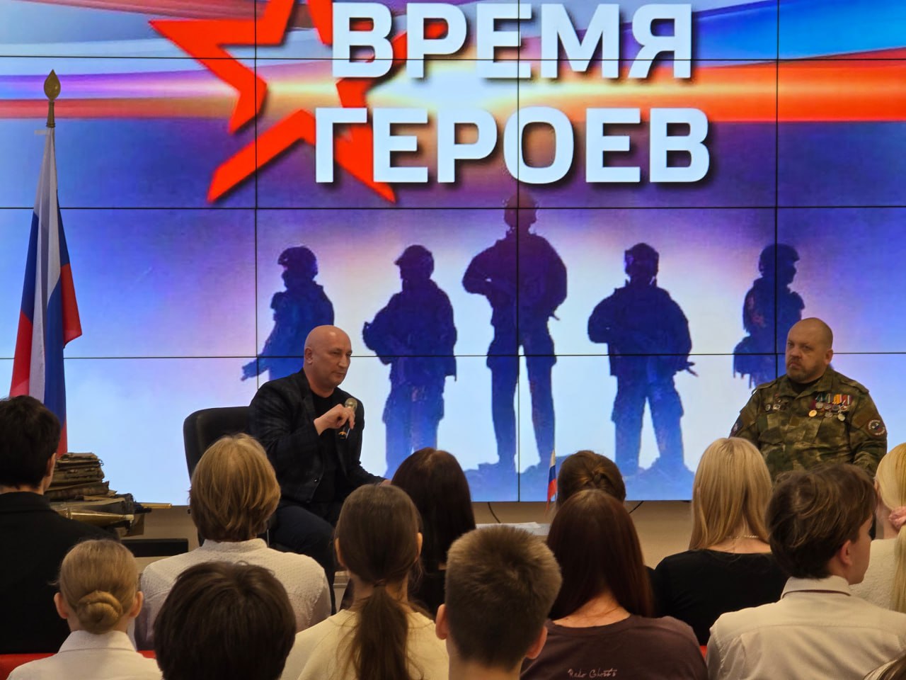 Участники кадровой программы «Защитники. Под крылом Архангела» проводят уроки мужества для старшеклассников Архангельска