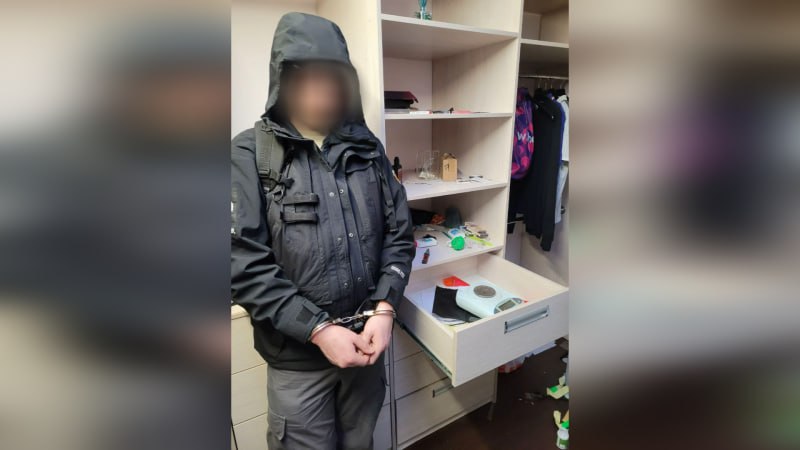 Сотрудниками регионального управления ФСБ возле железнодорожного вокзала «Архангельск» задержан 22-летний житель столицы Поморья Сотрудниками регионального управления ФСБ возле железнодорожного вокзала «Архангельск» задержан 22-летний житель столицы Поморья