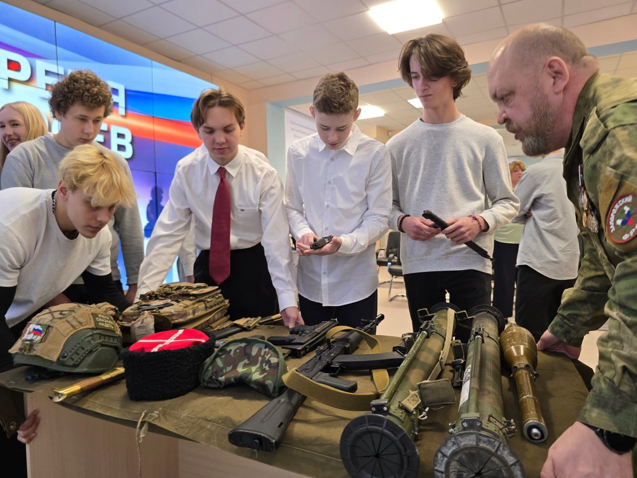Участники кадровой программы «Защитники. Под крылом Архангела» проводят уроки мужества для старшеклассников Архангельска Участники кадровой программы «Защитники. Под крылом Архангела» проводят уроки мужества для старшеклассников Архангельска