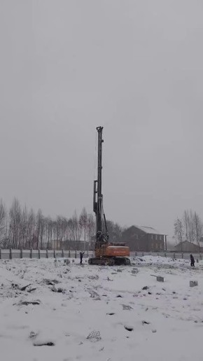 Забивают первые сваи нового детского сада в округе Майская горка