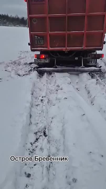 Мусоровозы буксуют из-за нерасчищенных сугробов на маршрутах Архангельской области