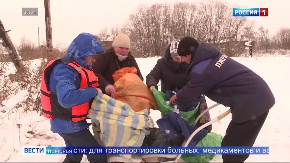 В период ледостава спасатели начали перевозить жителей Поморья на аэролодках