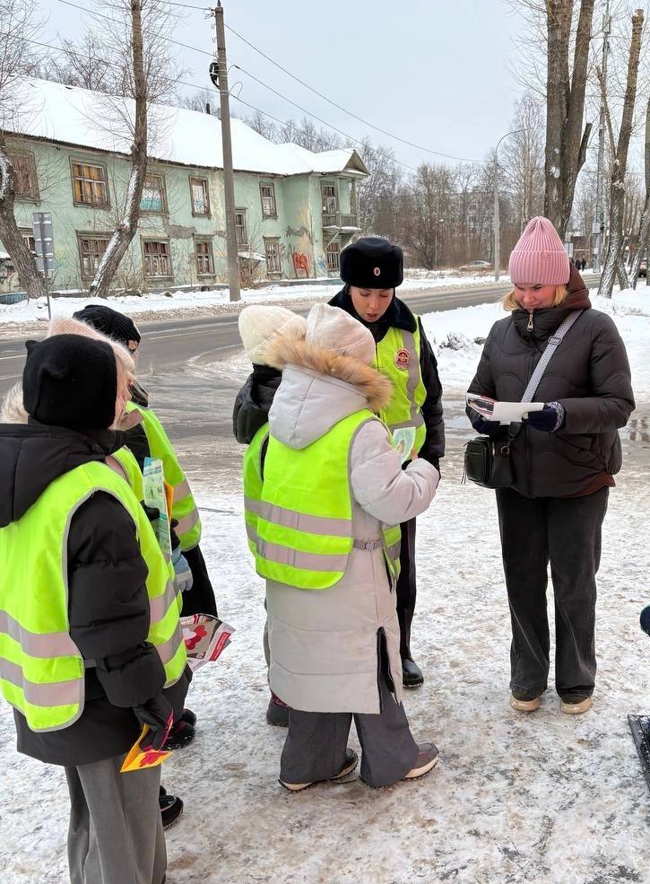 В преддверии «Дня Матери», совместно с о старшим инспектором Госавтоинспекции обучающиеся Северодвинской прогимназии N 1 провели акцию для мам-пешеходов