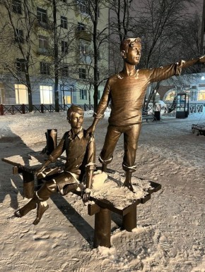 Теперь «Соломбальские мальчишки» сияют во всей красе! По поручению главы Архангельска Дмитрия Морева специалисты «Горсвета» подарили любимой скульптуре эффектную архитектурную подсветку