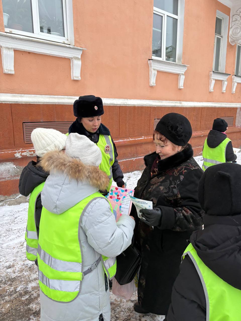В преддверии «Дня Матери», совместно с о старшим инспектором Госавтоинспекции обучающиеся Северодвинской прогимназии N 1 провели акцию для мам-пешеходов В преддверии «Дня Матери», совместно с о старшим инспектором Госавтоинспекции обучающиеся Северодвинской прогимназии N 1 провели акцию для мам-пешеходов