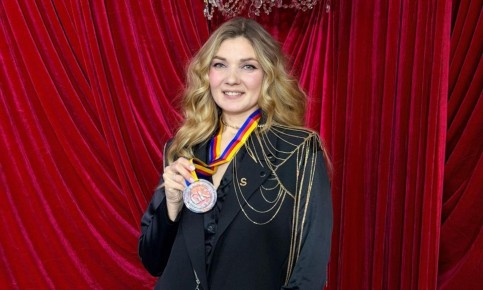 Визажист телеканала «Регион 29» Татьяна Демина завоевала СЕРЕБРО на Чемпионате мира по парикмахерскому искусству! Это невероятно!