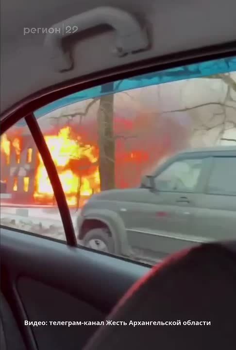 В Плесецке на ул. Садовая, 4 в эти минуты горит неэксплуатируемое деревянное здание гостиницы