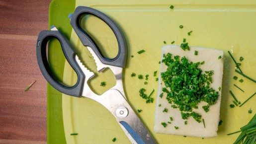 И как вы раньше обходились без зубчиков на ножницах? Незаменимы на кухне