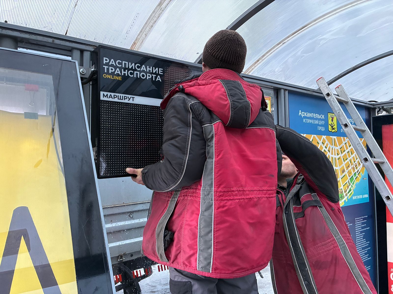 Новинка на остановке: на площади у «Мира» сегодня установлено электронное табло Новинка на остановке: на площади у «Мира» сегодня установлено электронное табло