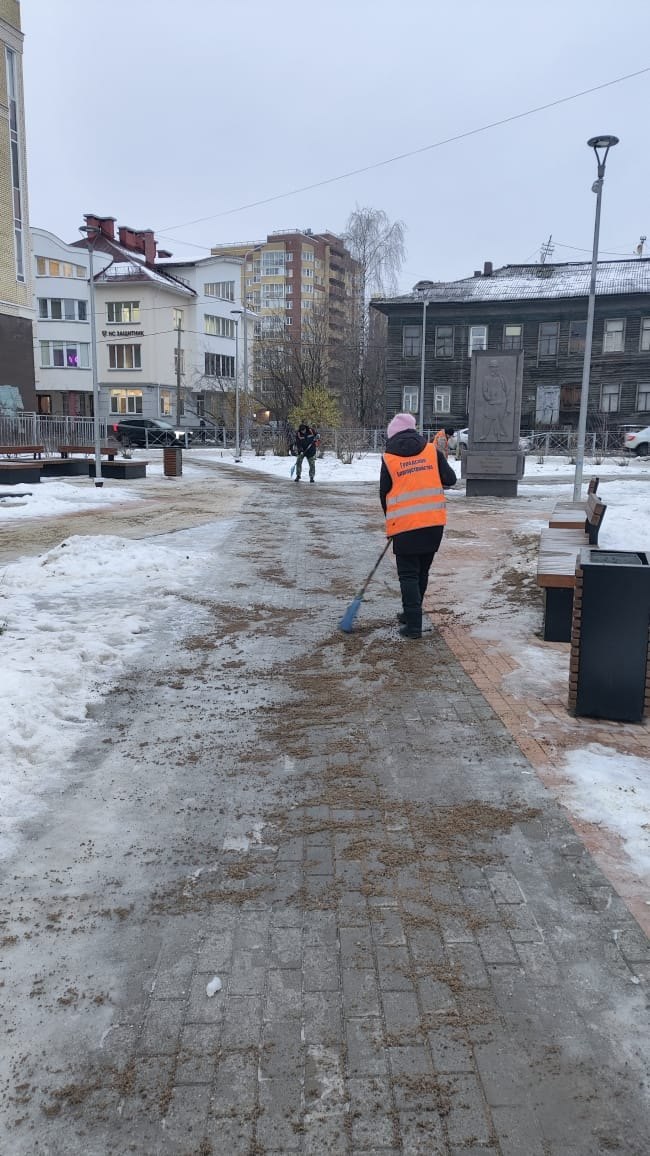 Сотрудники "Городского благоустройства" проводят посыпку пешеходных дорожек на закрепленных за предприятием территориях