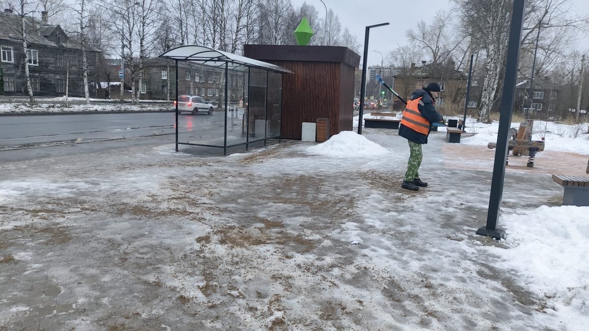 Сотрудники "Городского благоустройства" проводят посыпку пешеходных дорожек на закрепленных за предприятием территориях Сотрудники "Городского благоустройства" проводят посыпку пешеходных дорожек на закрепленных за предприятием территориях