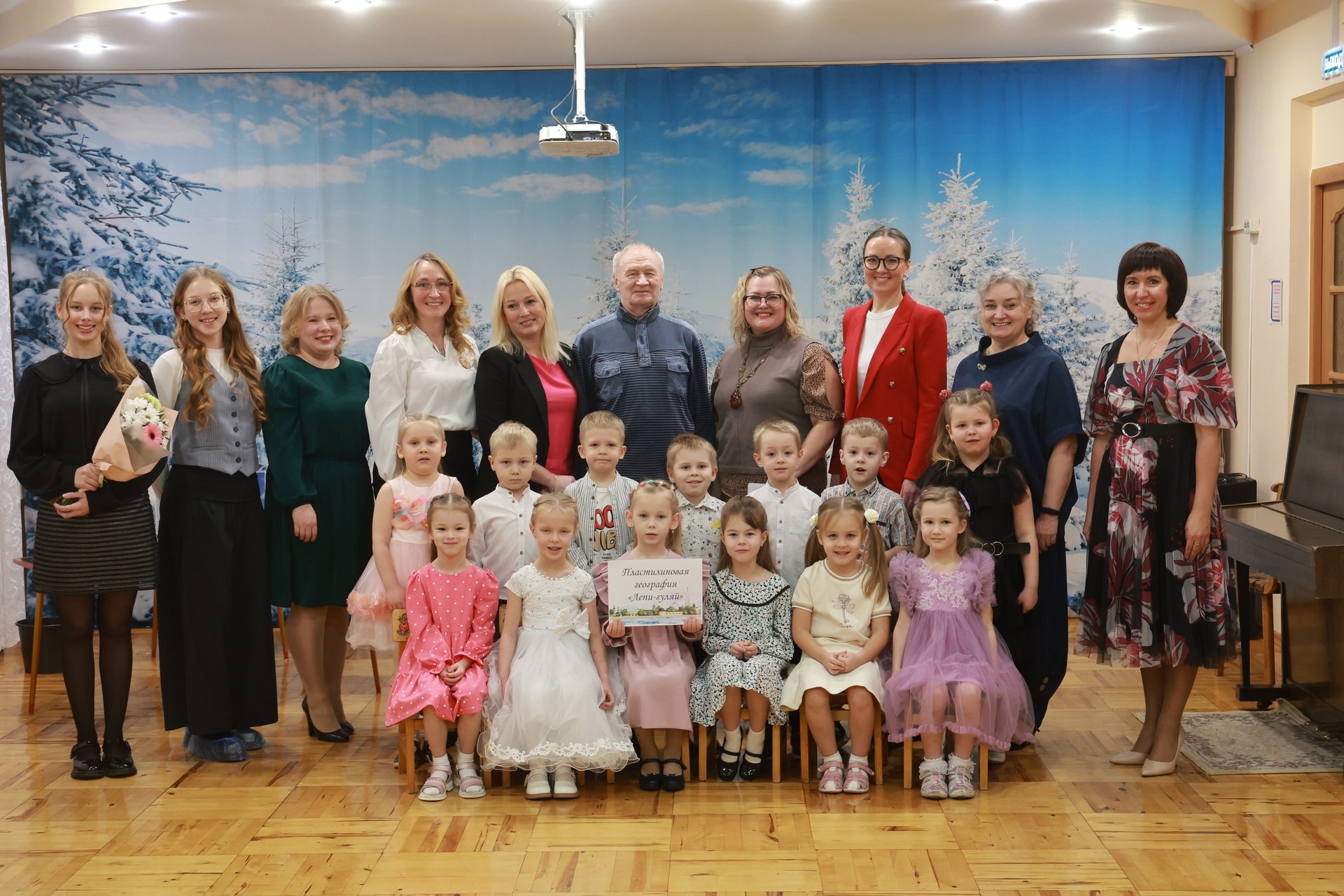 Авторов видеороликов «Мой родной край» отметили наградами от администрации города Авторов видеороликов «Мой родной край» отметили наградами от администрации города