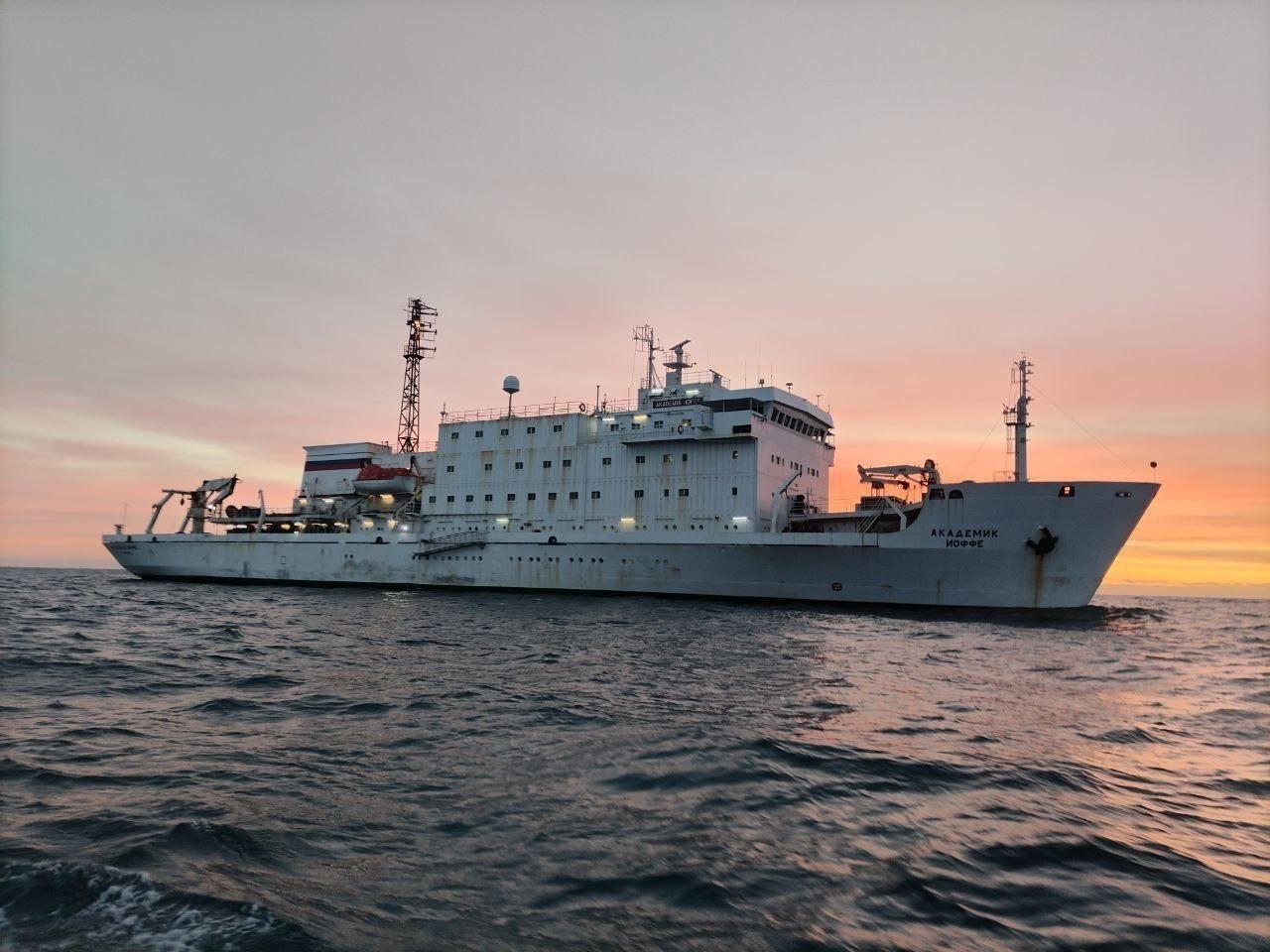 Эпичные кадры МЧС. В Карском море завершилась экспедиция с участием спасателей МЧС России Эпичные кадры МЧС. В Карском море завершилась экспедиция с участием спасателей МЧС России