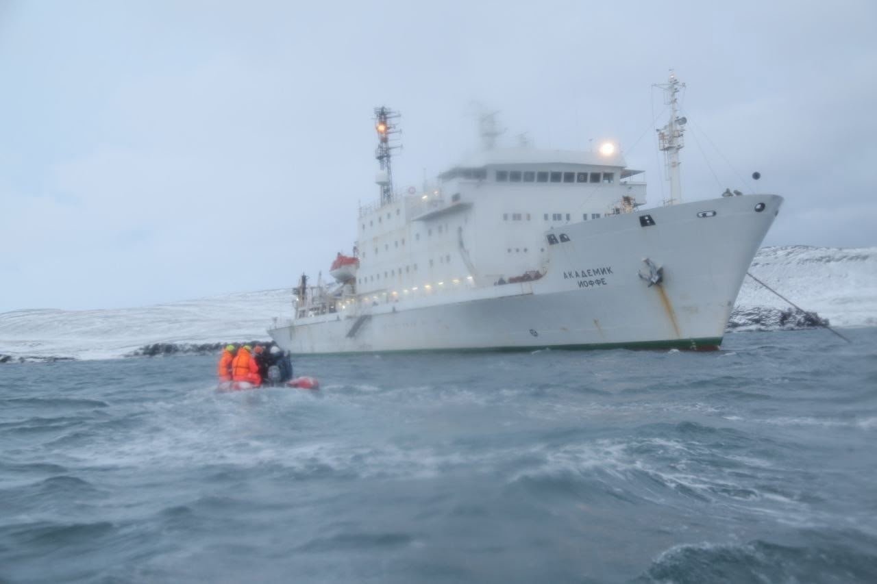 Эпичные кадры МЧС. В Карском море завершилась экспедиция с участием спасателей МЧС России Эпичные кадры МЧС. В Карском море завершилась экспедиция с участием спасателей МЧС России