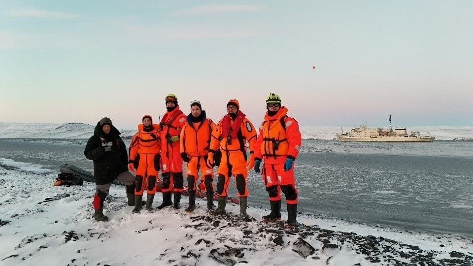 Эпичные кадры МЧС. В Карском море завершилась экспедиция с участием спасателей МЧС России Эпичные кадры МЧС. В Карском море завершилась экспедиция с участием спасателей МЧС России
