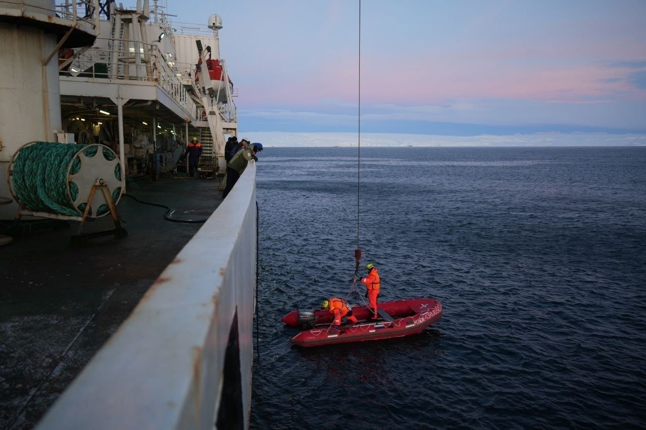 Эпичные кадры МЧС. В Карском море завершилась экспедиция с участием спасателей МЧС России Эпичные кадры МЧС. В Карском море завершилась экспедиция с участием спасателей МЧС России