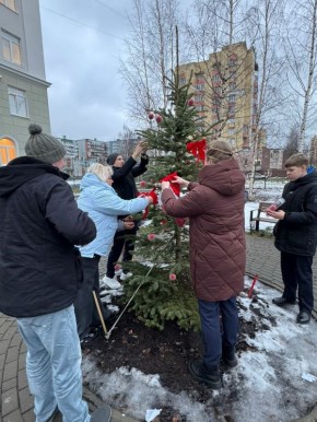 В новом сквере "Три берёзы" активисты школы № 9 украсили новогоднюю елочку Для оформления выбрали экологичную и символичную тему «Яблочки»