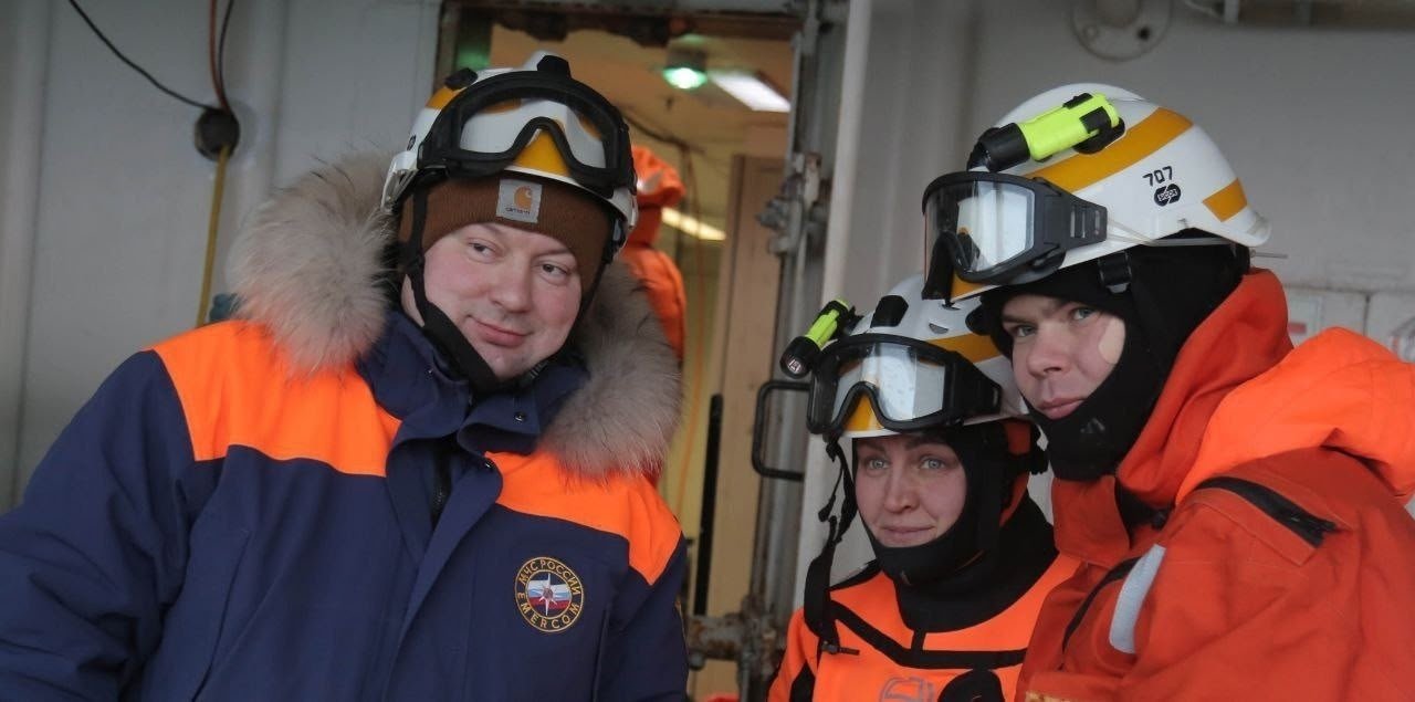 Эпичные кадры МЧС. В Карском море завершилась экспедиция с участием спасателей МЧС России Эпичные кадры МЧС. В Карском море завершилась экспедиция с участием спасателей МЧС России