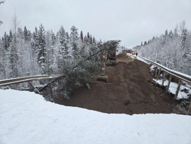 В районе подмыва участка автодороги Архангельск - Онега на данный момент работы продолжаются, отсыпано 50% необходимого объма, сообщает "Архангельскавтодор"