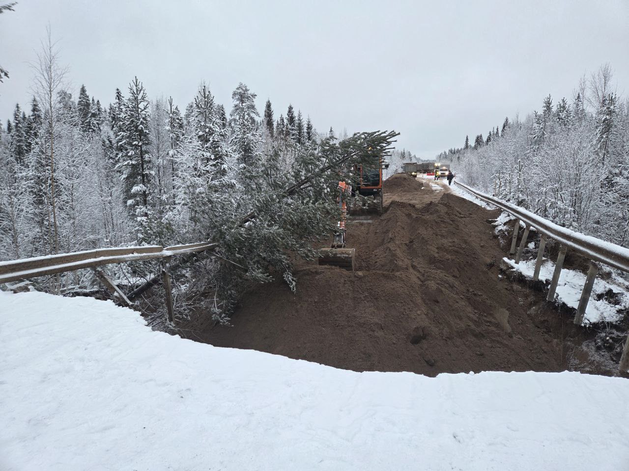 В районе подмыва участка автодороги Архангельск - Онега на данный момент работы продолжаются, отсыпано 50% необходимого объма, сообщает "Архангельскавтодор"