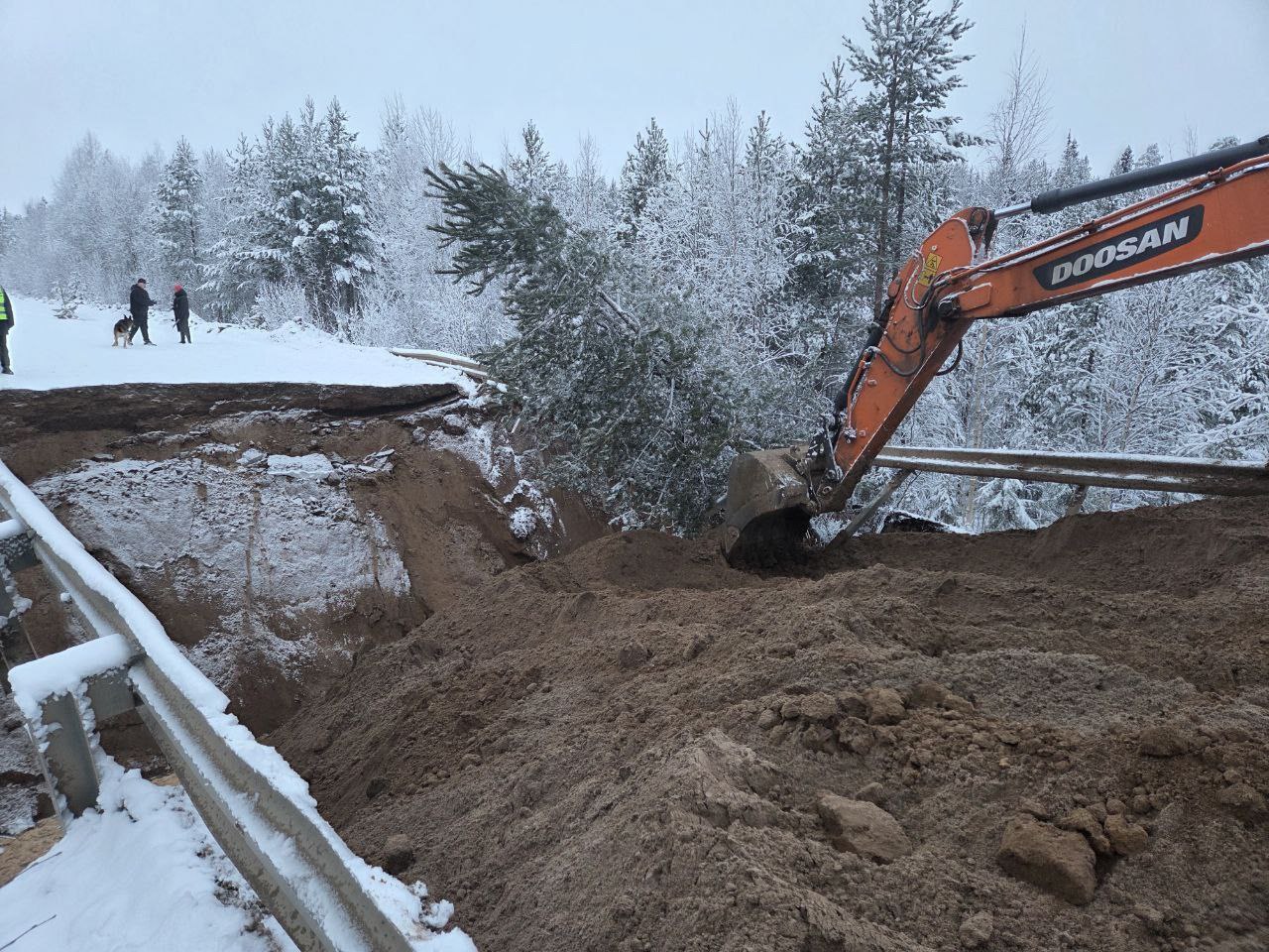 В районе подмыва участка автодороги Архангельск - Онега на данный момент работы продолжаются, отсыпано 50% необходимого объма, сообщает "Архангельскавтодор" В районе подмыва участка автодороги Архангельск - Онега на данный момент работы продолжаются, отсыпано 50% необходимого объма, сообщает "Архангельскавтодор"