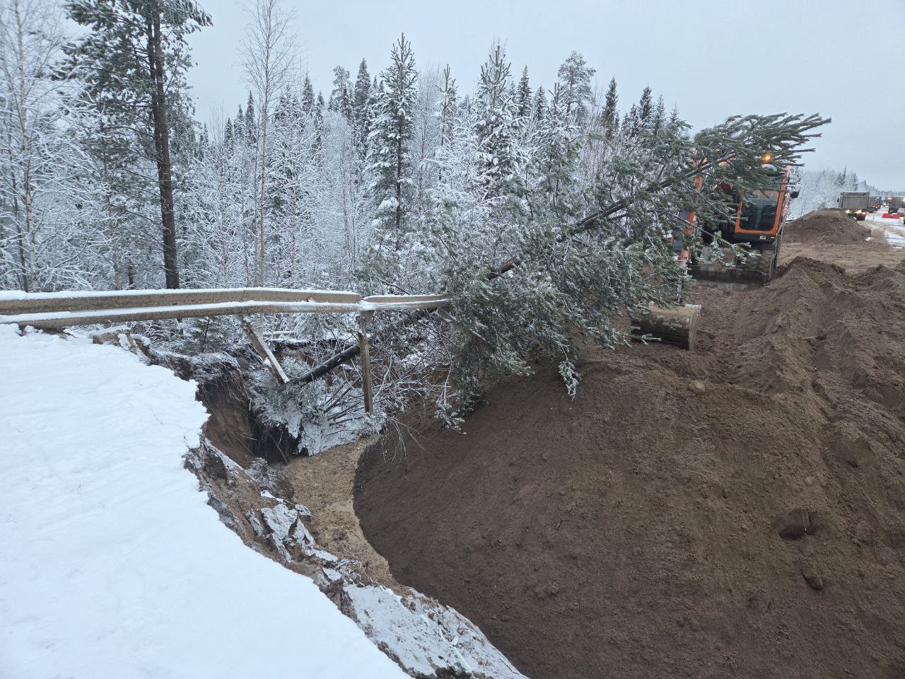 В районе подмыва участка автодороги Архангельск - Онега на данный момент работы продолжаются, отсыпано 50% необходимого объма, сообщает "Архангельскавтодор" В районе подмыва участка автодороги Архангельск - Онега на данный момент работы продолжаются, отсыпано 50% необходимого объма, сообщает "Архангельскавтодор"