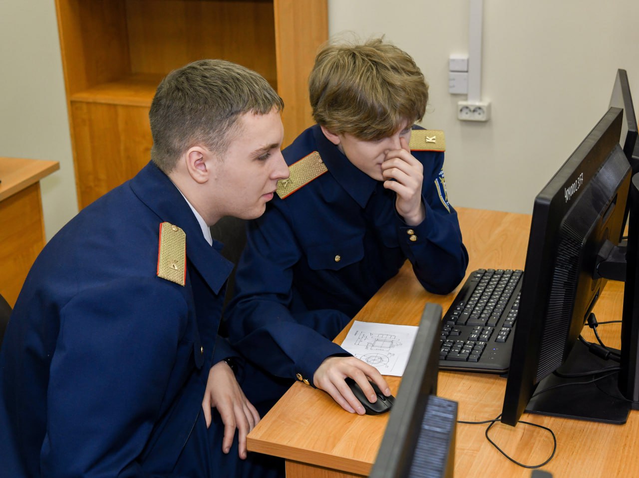 Учащиеся профильного кадетского класса побывали на экскурсии в центре судоремонта «Звездочка» Учащиеся профильного кадетского класса побывали на экскурсии в центре судоремонта «Звездочка»