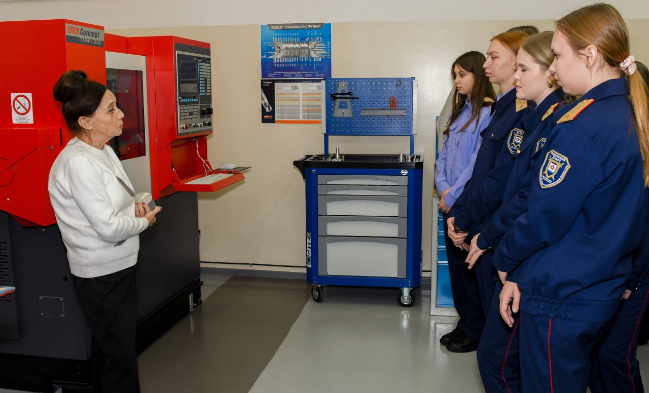 Учащиеся профильного кадетского класса побывали на экскурсии в центре судоремонта «Звездочка» Учащиеся профильного кадетского класса побывали на экскурсии в центре судоремонта «Звездочка»